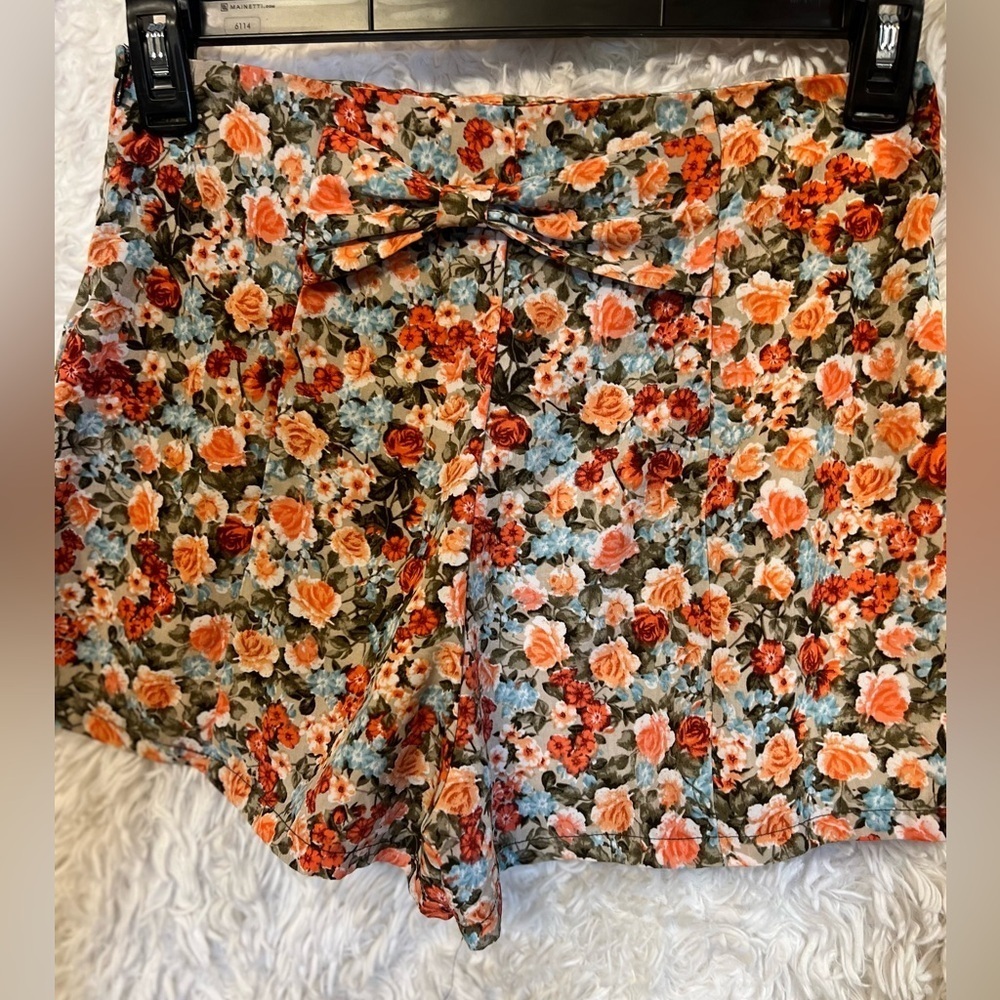 ❤️❤️LIKE NEW -MONTEAU LOS ANGELES SUPER CUTE FLORAL SHORTS SZ M❤️❤️